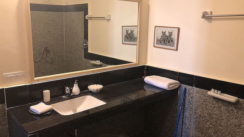 Jai Villa Homestay Deluxe Double Room, 1 King Bed, Hill View 4