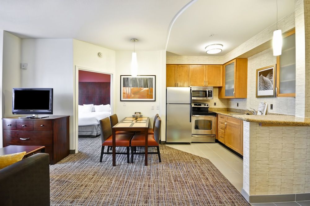 Suite, 1 King Bed (Hearing Accessible)