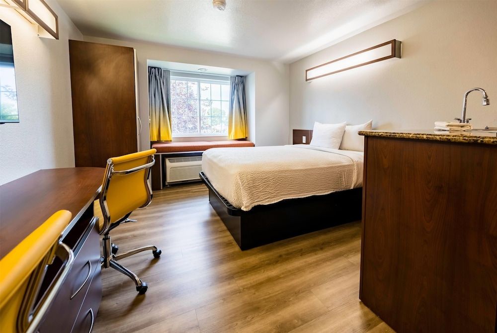 Deluxe Studio Suite, 1 Queen Bed, Non Smoking
