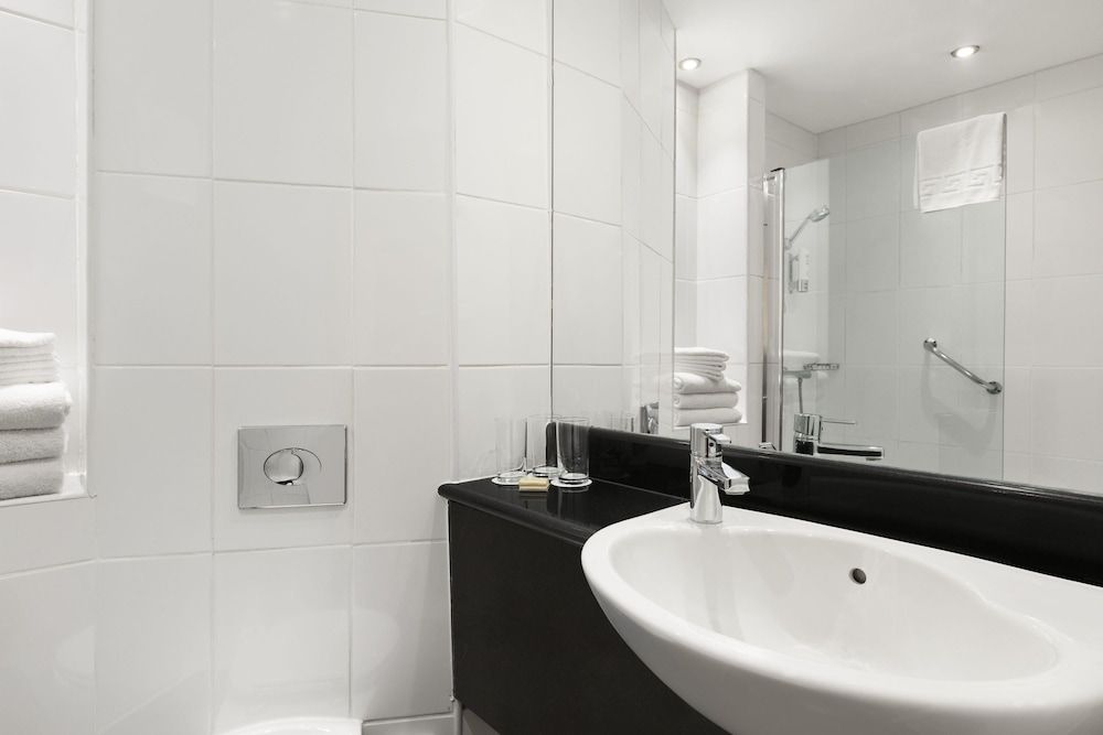 Ramada by Wyndham Hounslow - Heathrow East Double Room, Accessible 9