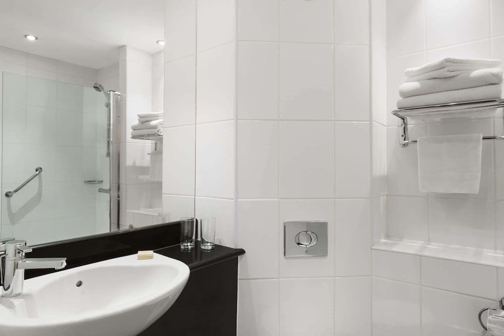 Ramada by Wyndham Hounslow - Heathrow East Double Room, Accessible 7