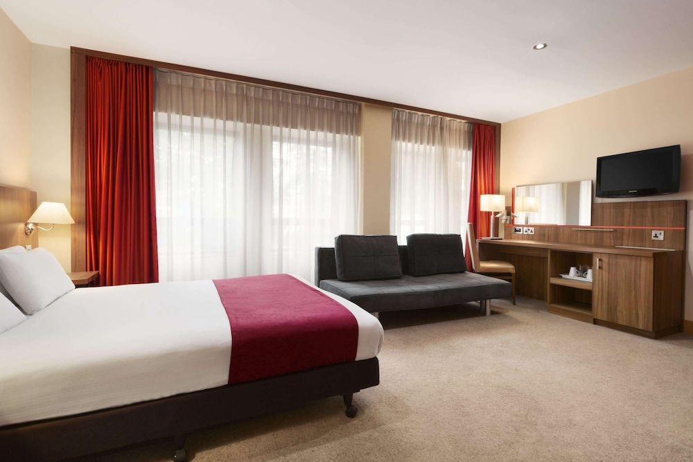 Ramada by Wyndham Hounslow - Heathrow East Double Room, Accessible