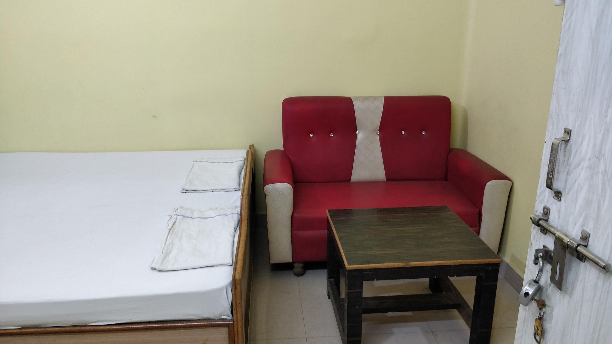 Hotel Heaven Standard Room Non AC (No Alcohol) 4