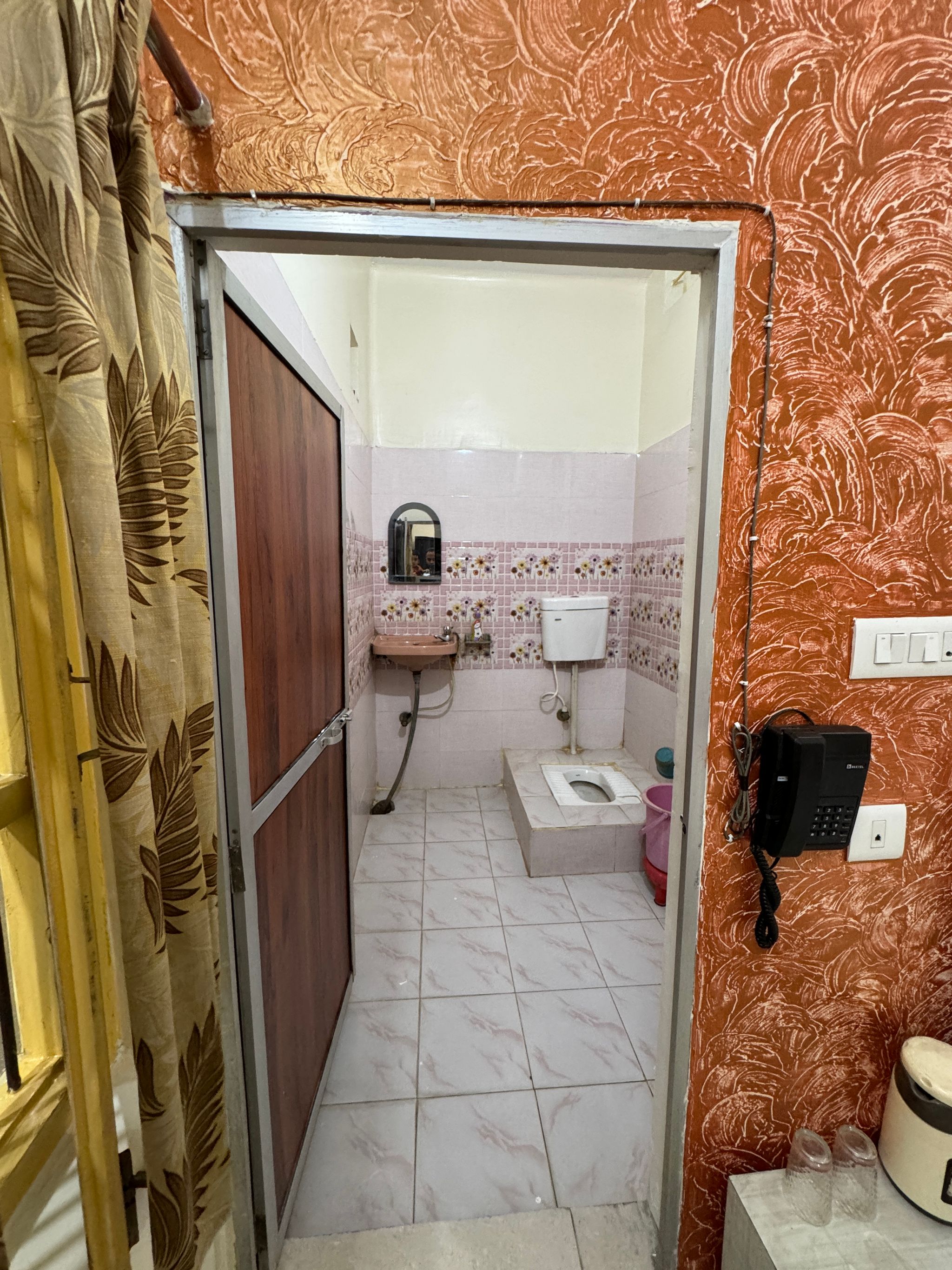 Hotel Heaven Deluxe Non A.C. Room(No Alcohol) 4