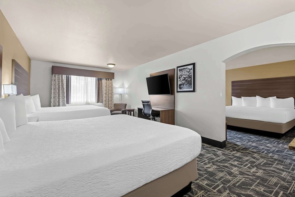 Executive Suite, Multiple Beds, Non Smoking (Larger Room)