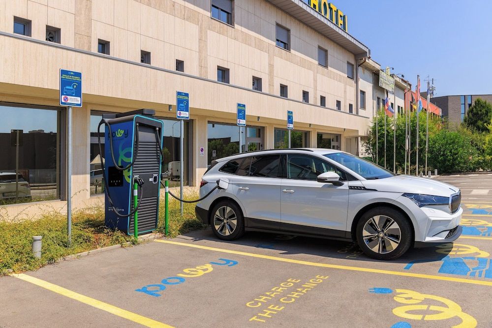 Electric vehicle charging station