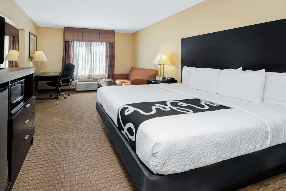 Deluxe Suite, 1 King Bed, Non Smoking, Hot Tub (Mobility/Hearing Impaired Accessible)