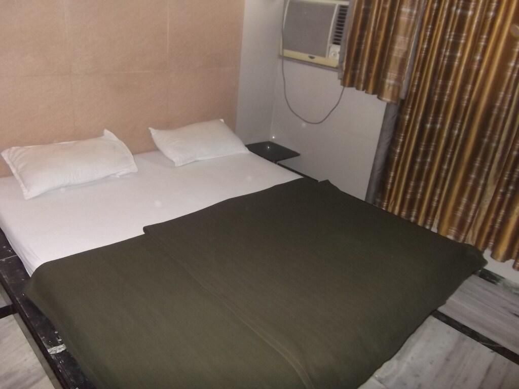  Hotel Radhika Deluxe A/c Room 4