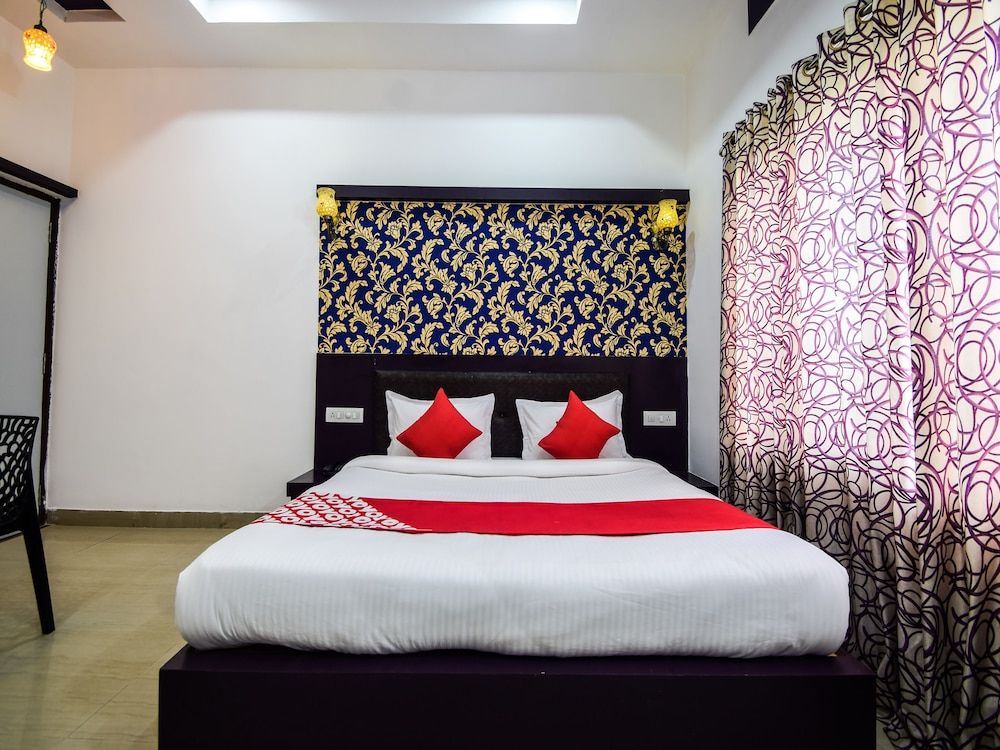 OYO 28253 Jmd Palace Standard Room 5