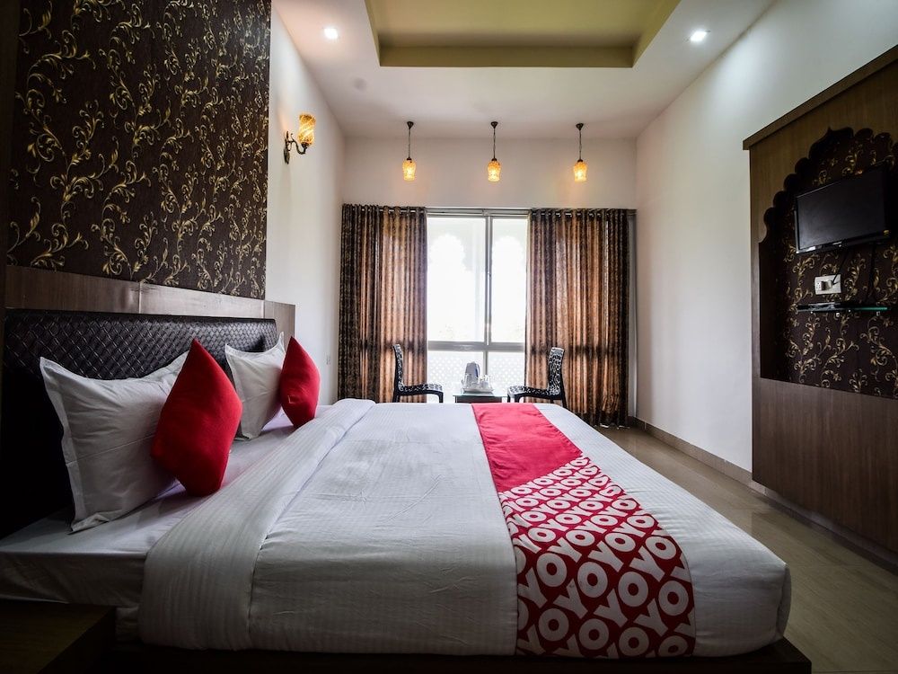 OYO 28253 Jmd Palace Standard Room 8