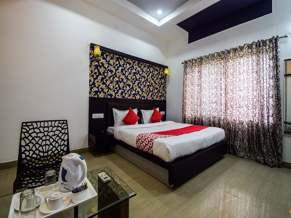 OYO 28253 Jmd Palace Standard Room 9