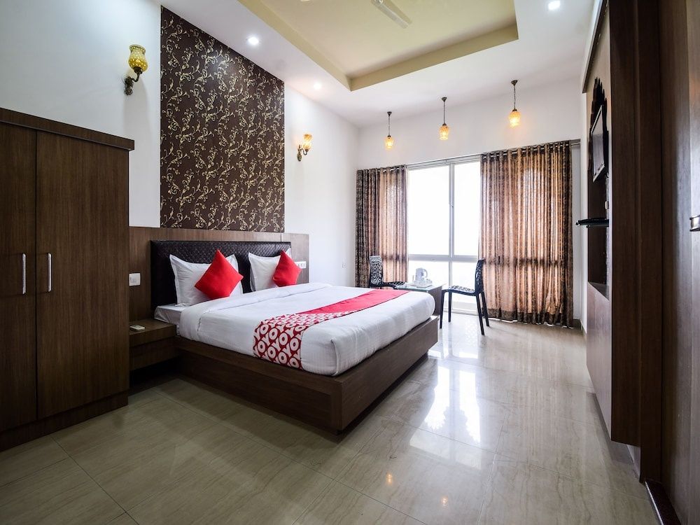 OYO 28253 Jmd Palace Standard Room