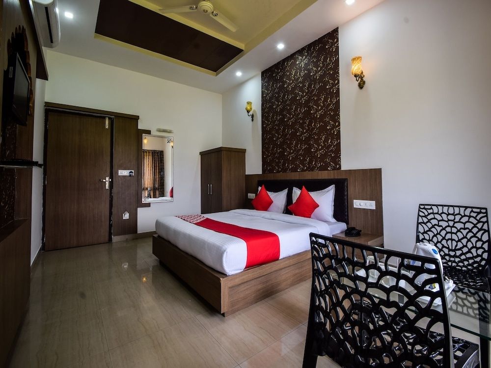 OYO 28253 Jmd Palace Standard Room 4