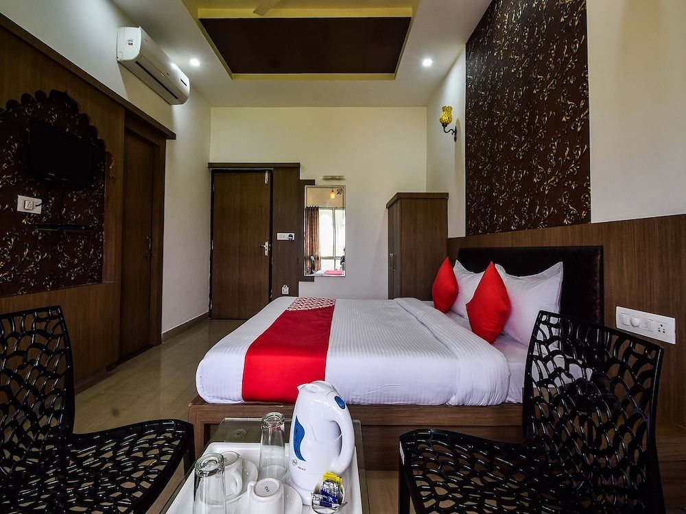 OYO 28253 Jmd Palace Standard Room 3