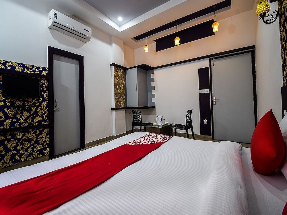 OYO 28253 Jmd Palace Standard Room 12