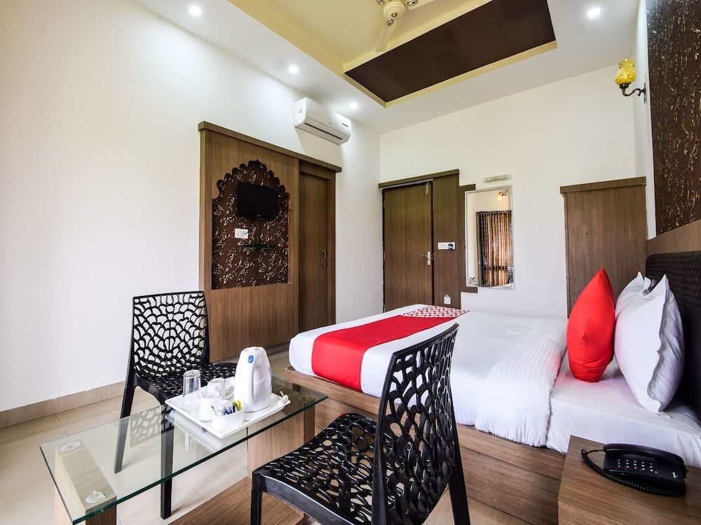 OYO 28253 Jmd Palace Standard Room 11