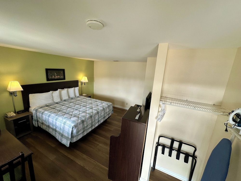 Sea Girt Lodge Standard Room, 1 King Bed 6