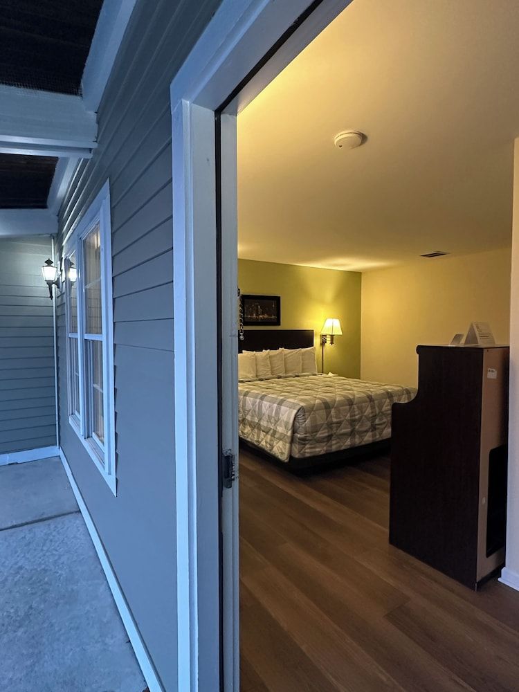 Sea Girt Lodge Standard Room, 1 King Bed Accessible 10