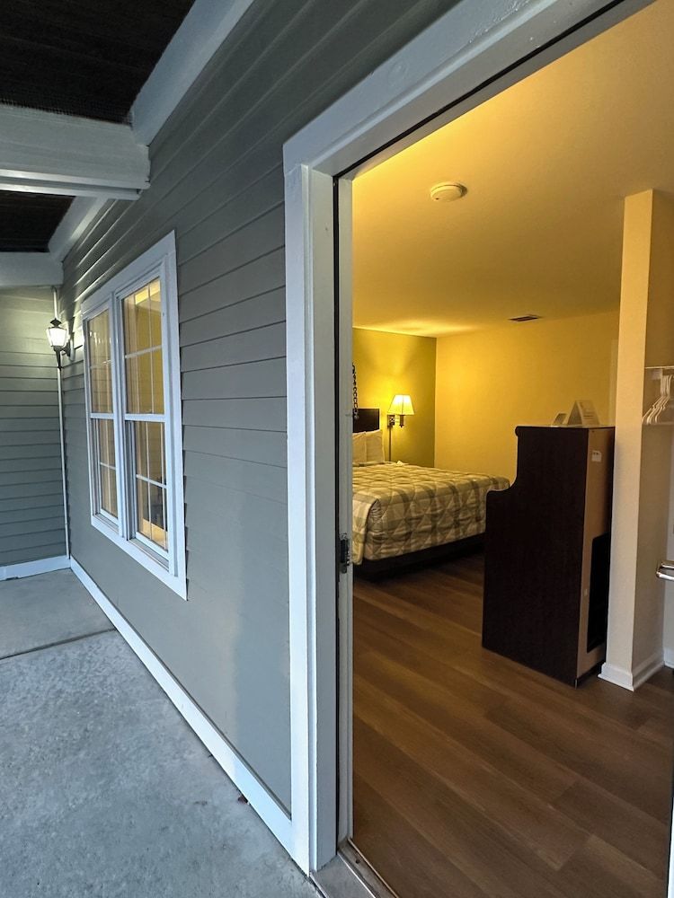 Sea Girt Lodge Standard Room, 1 King Bed Accessible 11