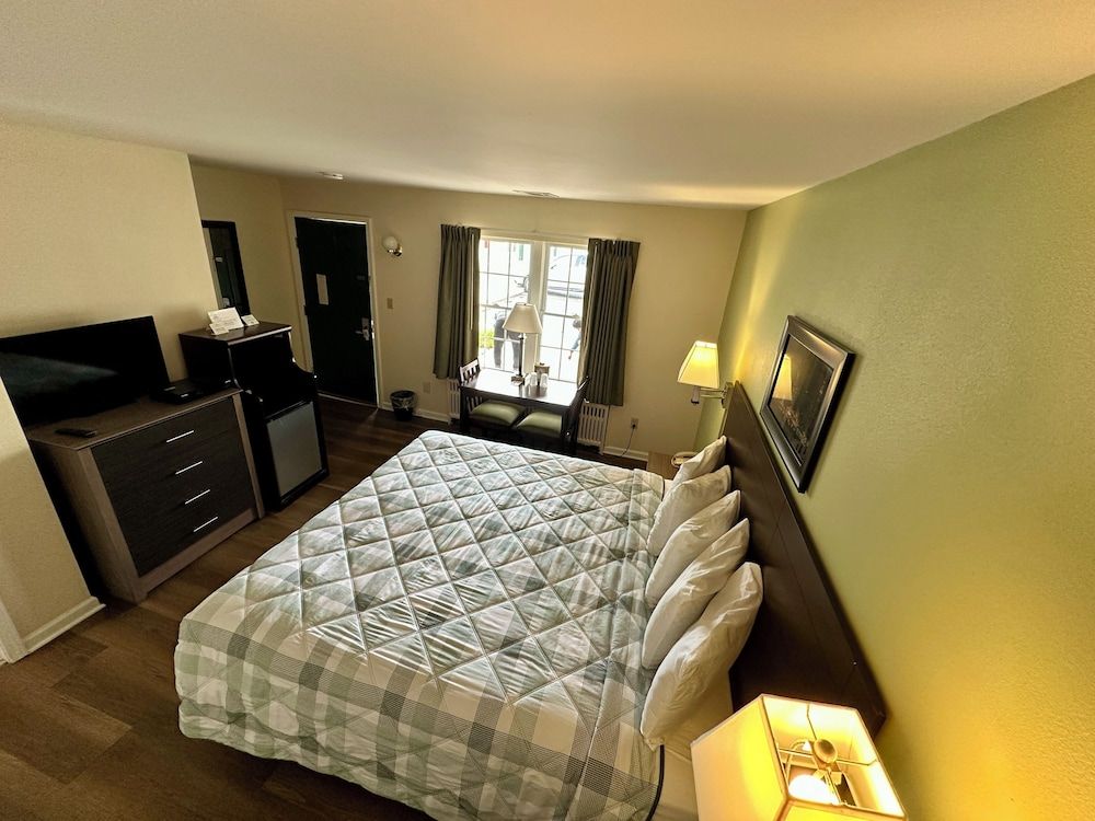 Sea Girt Lodge Standard Room, 1 King Bed 5
