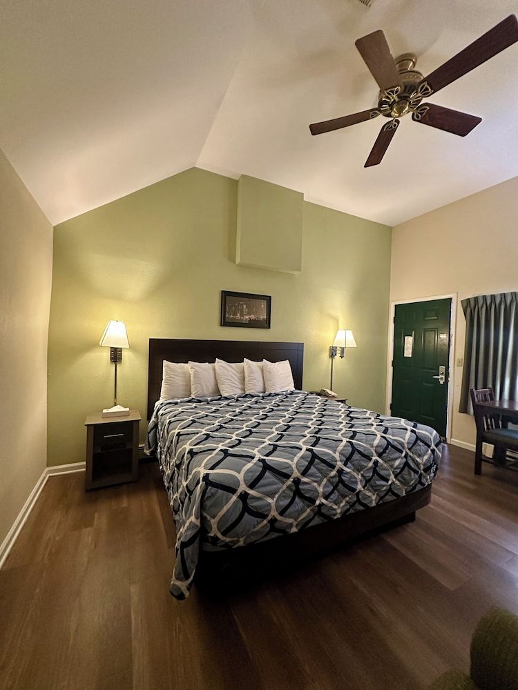 Sea Girt Lodge Standard Room, 1 King Bed Accessible 2