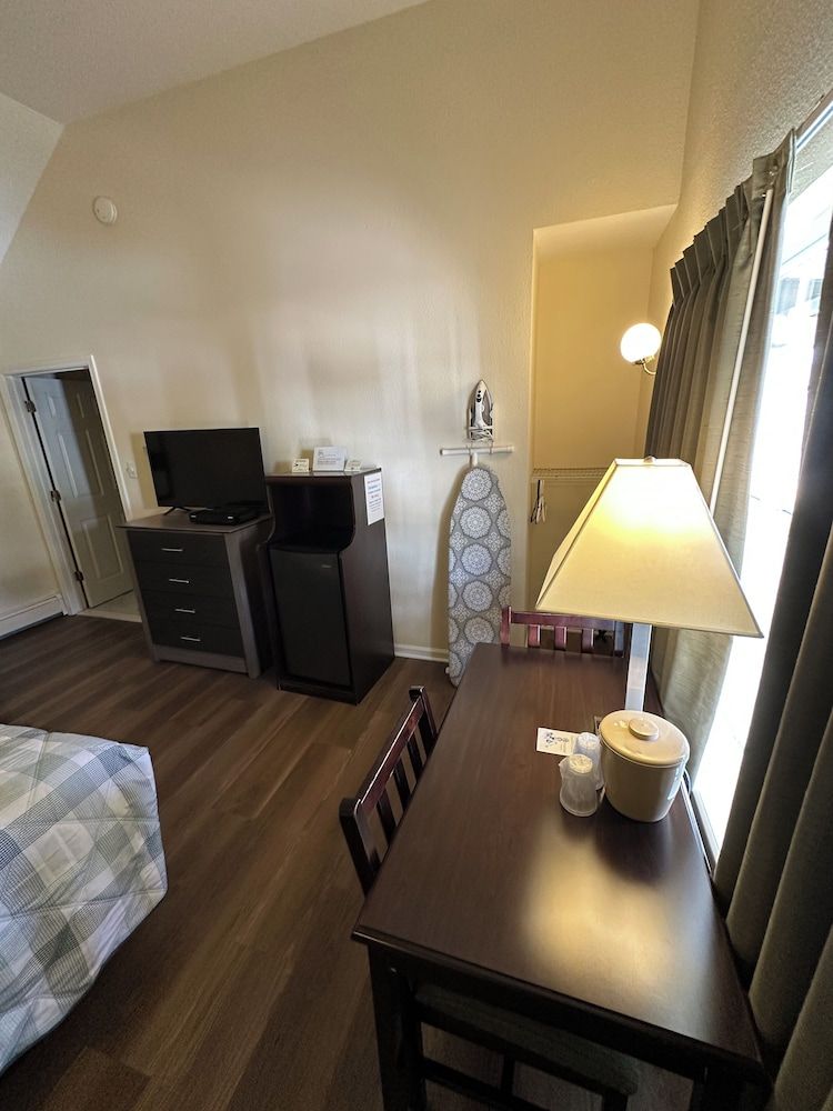 Sea Girt Lodge Standard Room, 1 King Bed Accessible 9