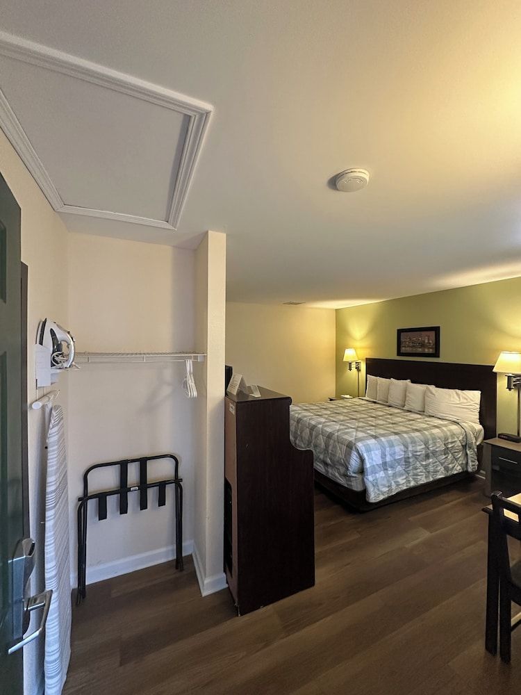 Sea Girt Lodge Standard Room, 1 King Bed 6