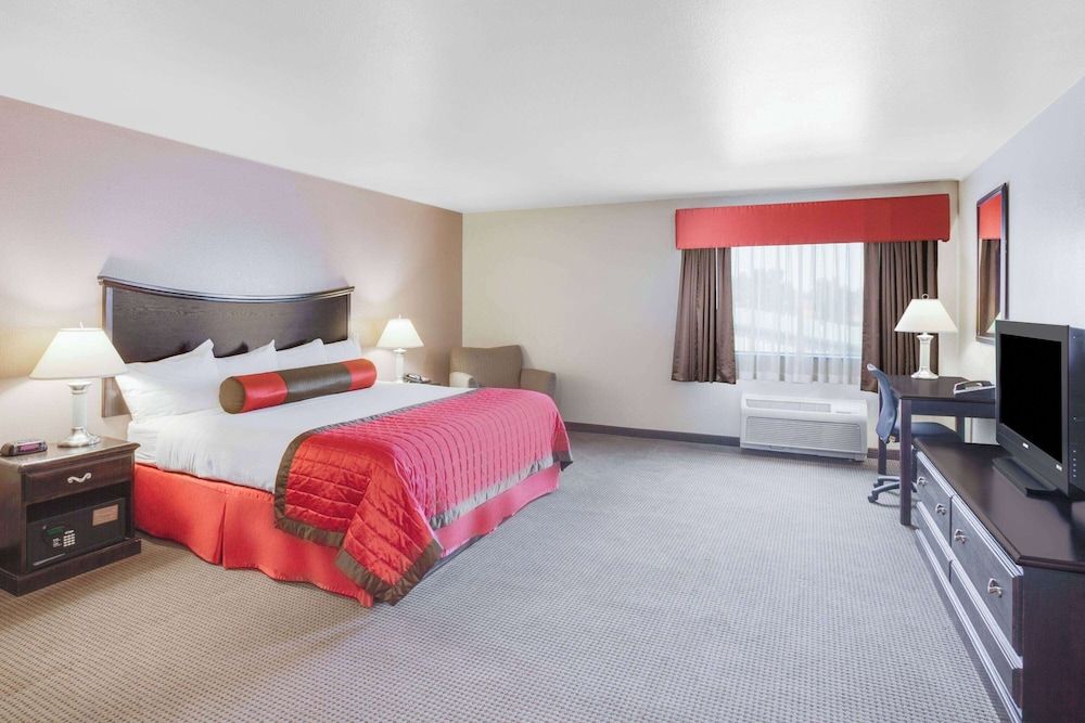 Room, 1 King Bed, Accessible, Non Smoking (Roll-In Shower)