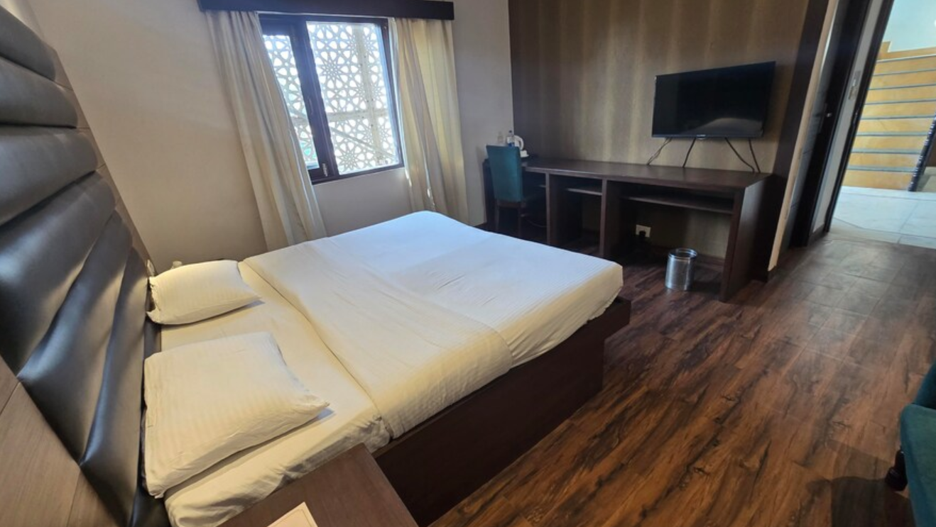 Kingz Hotel Deluxe Room 2