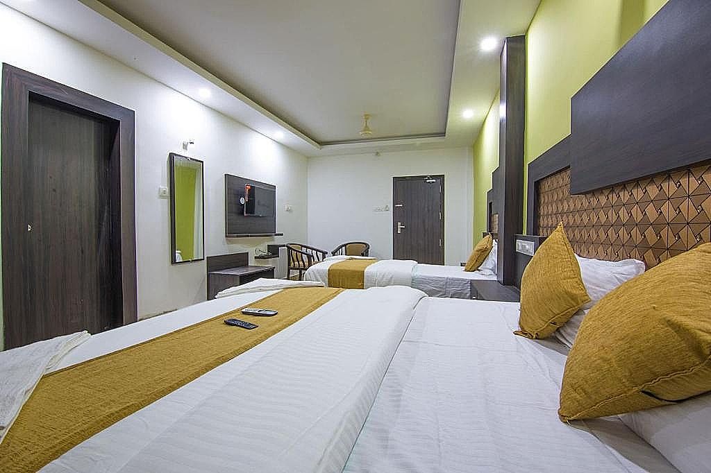 Hotel Kochi Crown Deluxe Triple Room 6