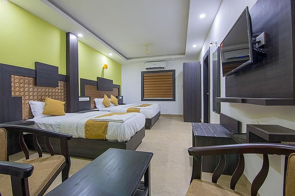 Hotel Kochi Crown Deluxe Triple Room 3