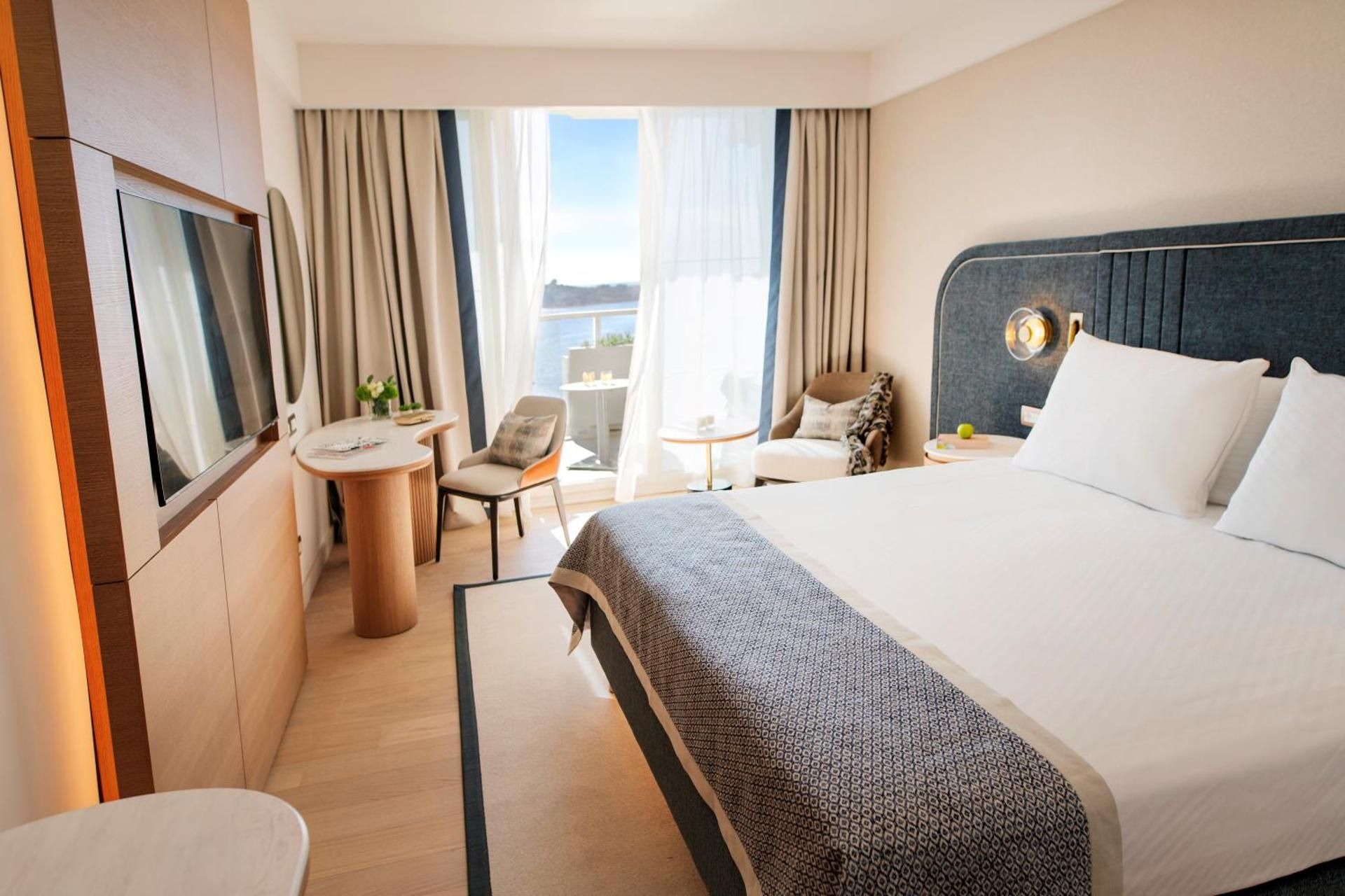Deluxe Plus Room with Sea View and Balcony