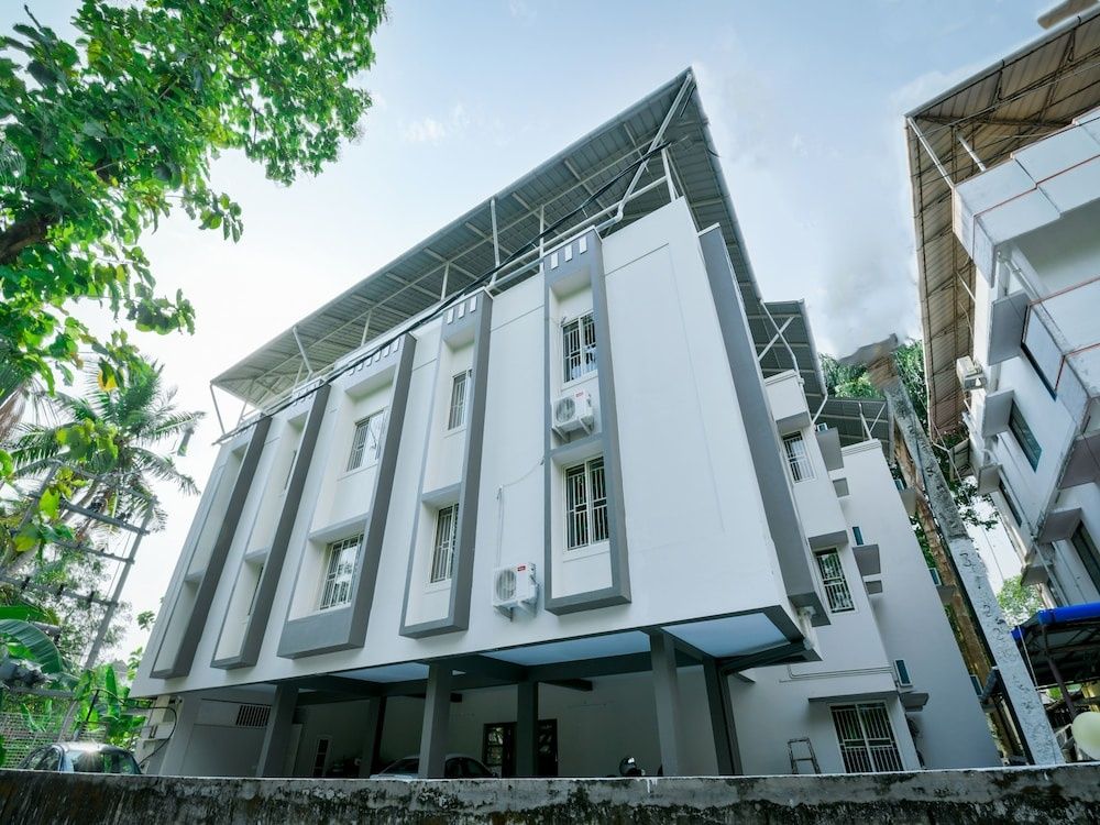 OYO 14271 Modern Studio Near Lulu Mall