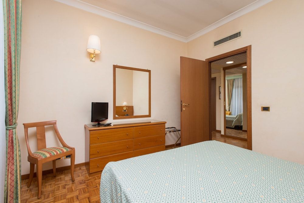 Hotel San Francesco Family Quadruple Room 6