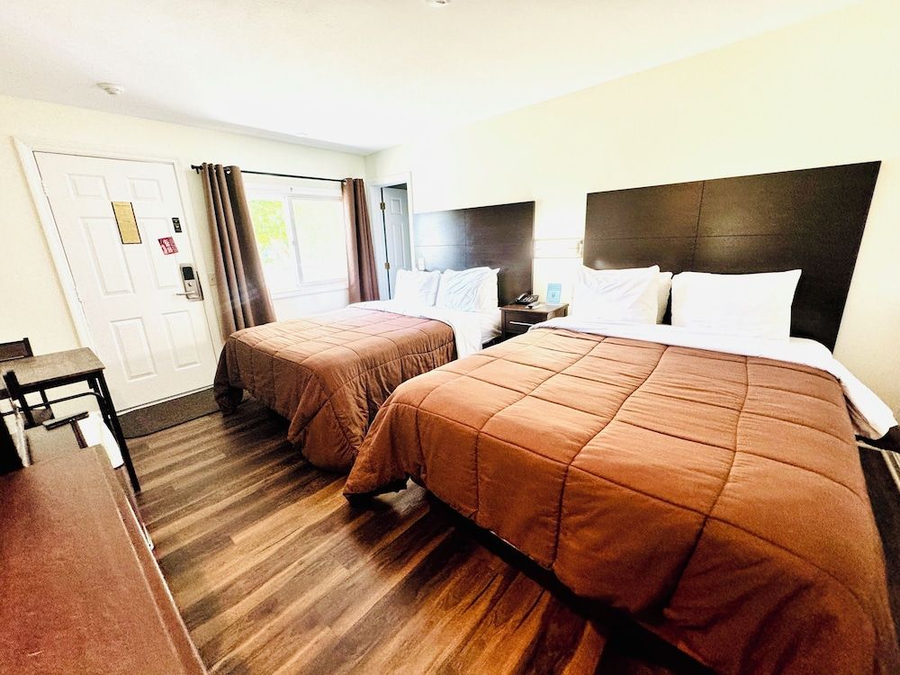 Economy Quadruple Room, 2 Queen Beds