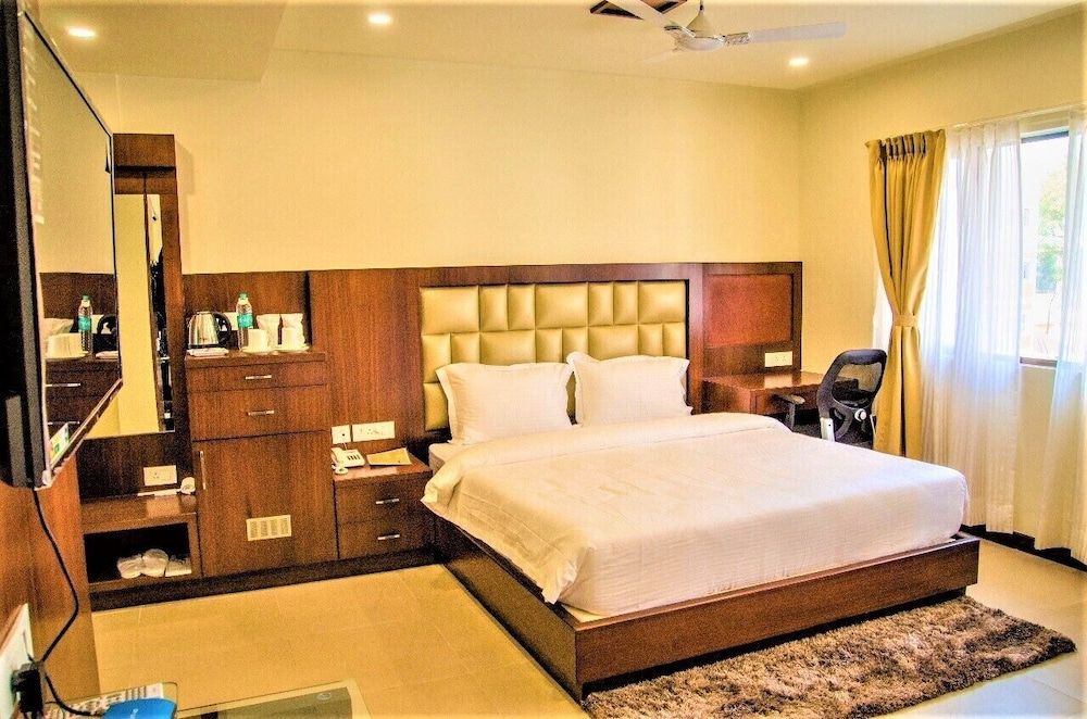 Executive Double Room, 1 Queen Bed, Smoking, Pool View