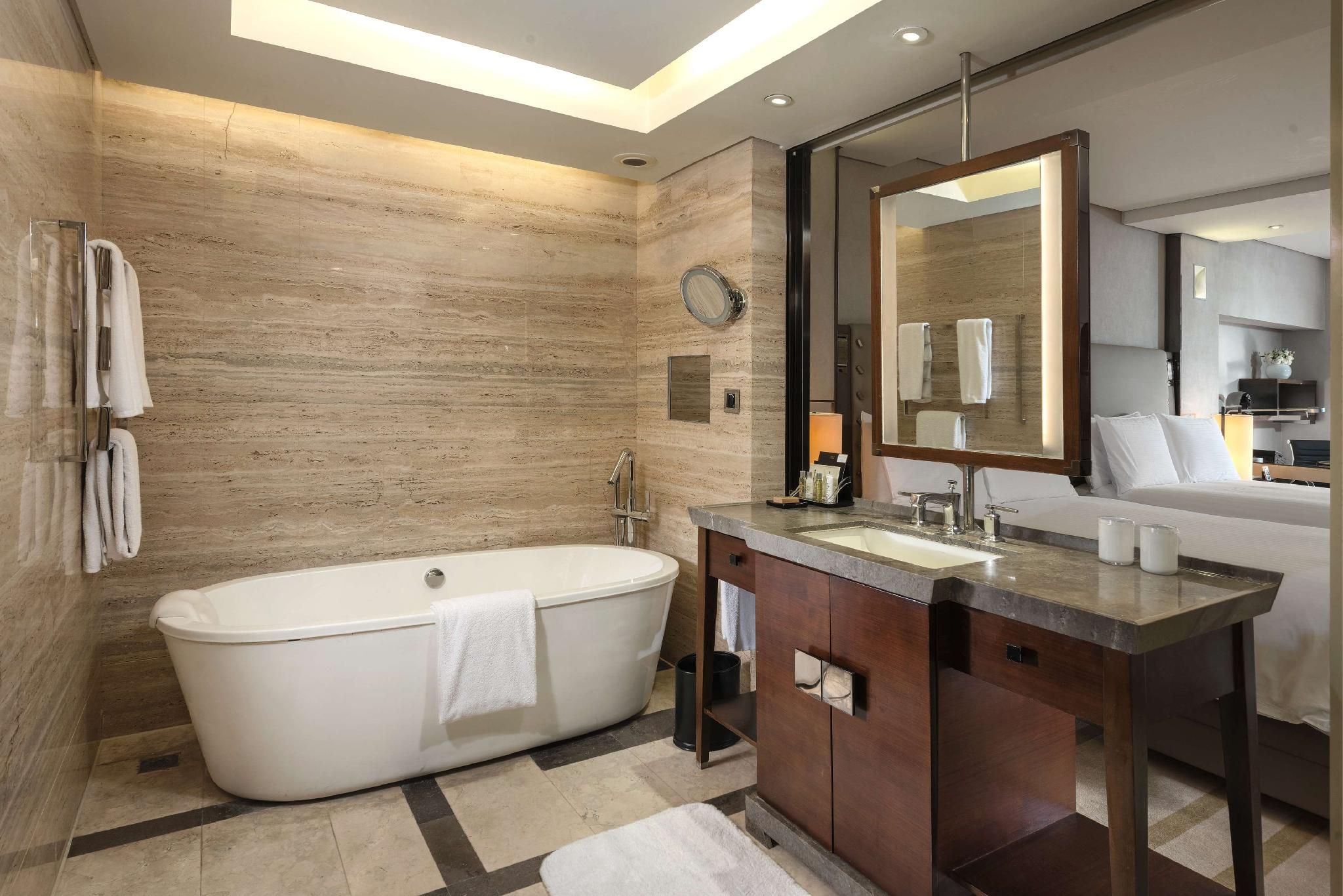 King Hilton Deluxe Plus