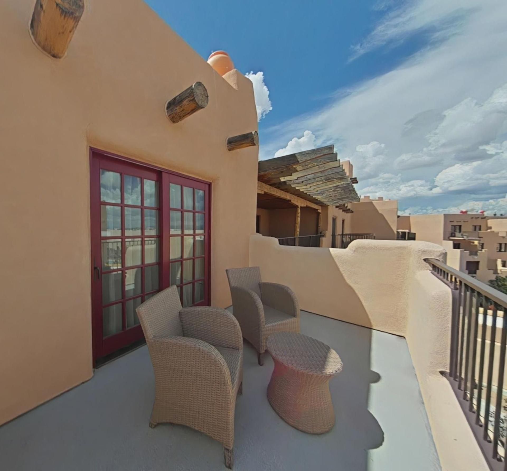 1 KING BED SUPERIOR SUITE W/FIREPLACE-BALCONY