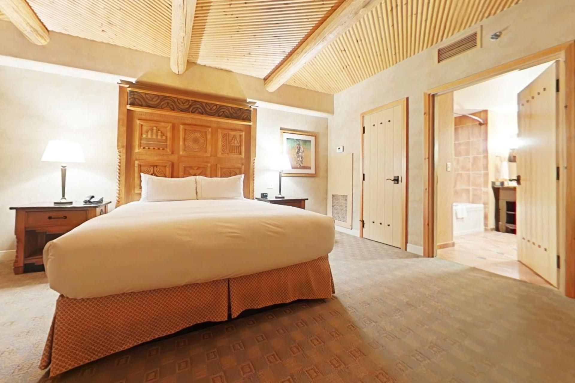 1 KING BED DELUXE SUITE W/FIREPLACE-BALCONY