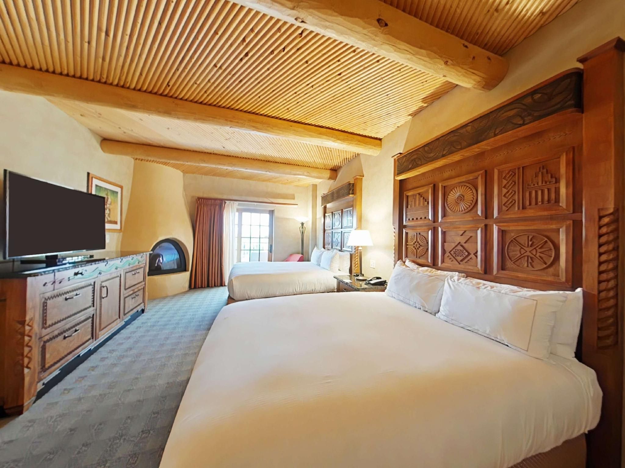2 QUEEN BEDS SUPERIOR STE W/FIREPLACE-BALCONY
