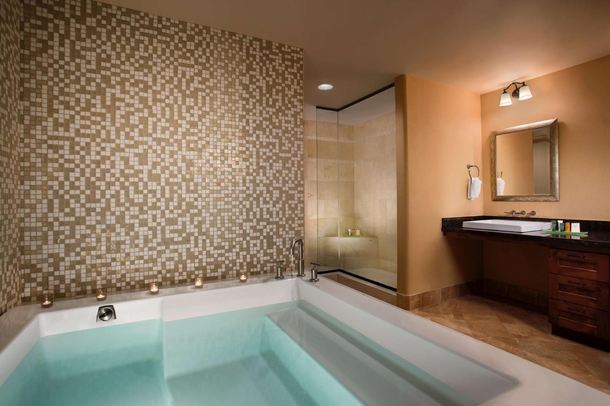 1 KING 1 BEDROOM ENCHANTMENT SUITE W/PATIO