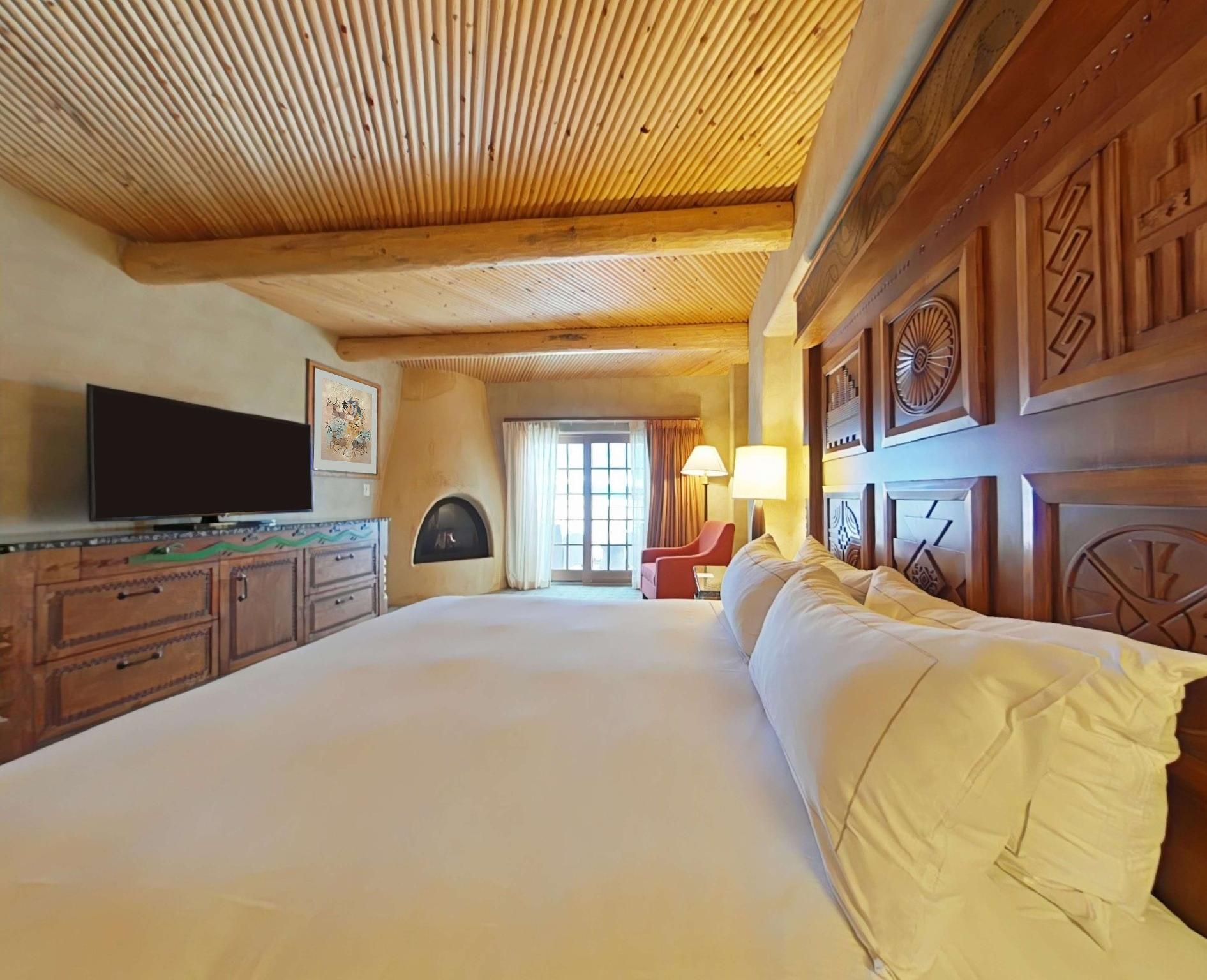 1 KING BED SUPERIOR SUITE W/FIREPLACE-BALCONY