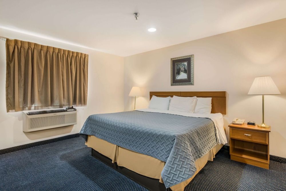 EconoLodge by Choice Hotels Rice Lake Suite, 1 King Bed, Accessible, Non Smoking