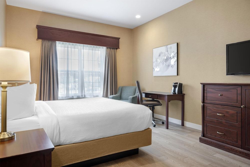 Standard Room, 1 King Bed, Accessible, Refrigerator & Microwave