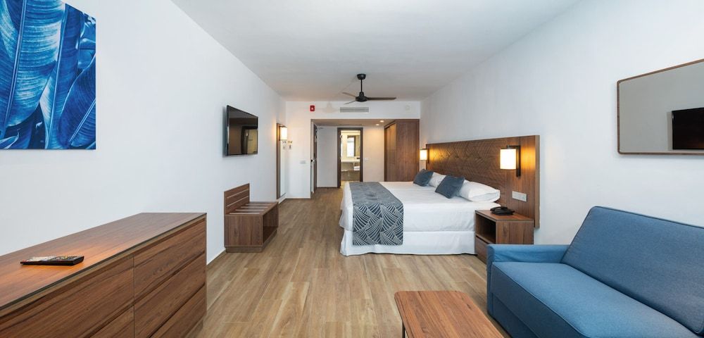 Family Room, Oceanfront (B2C-CA)