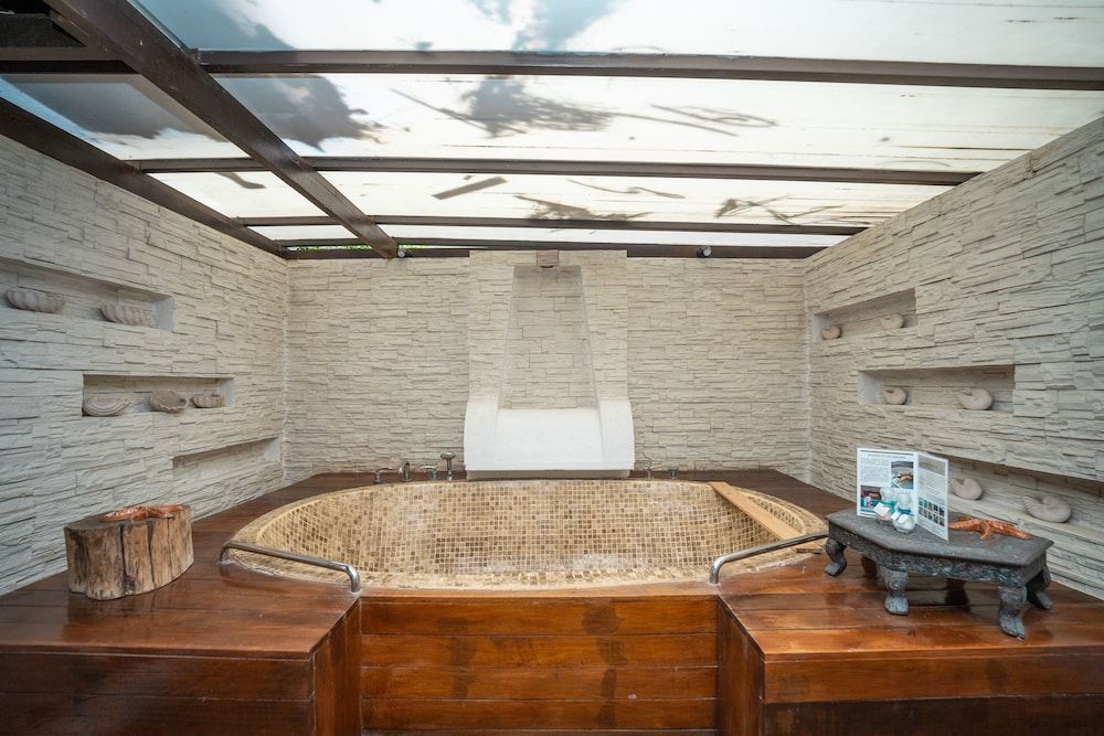 Deep soaking bathtub