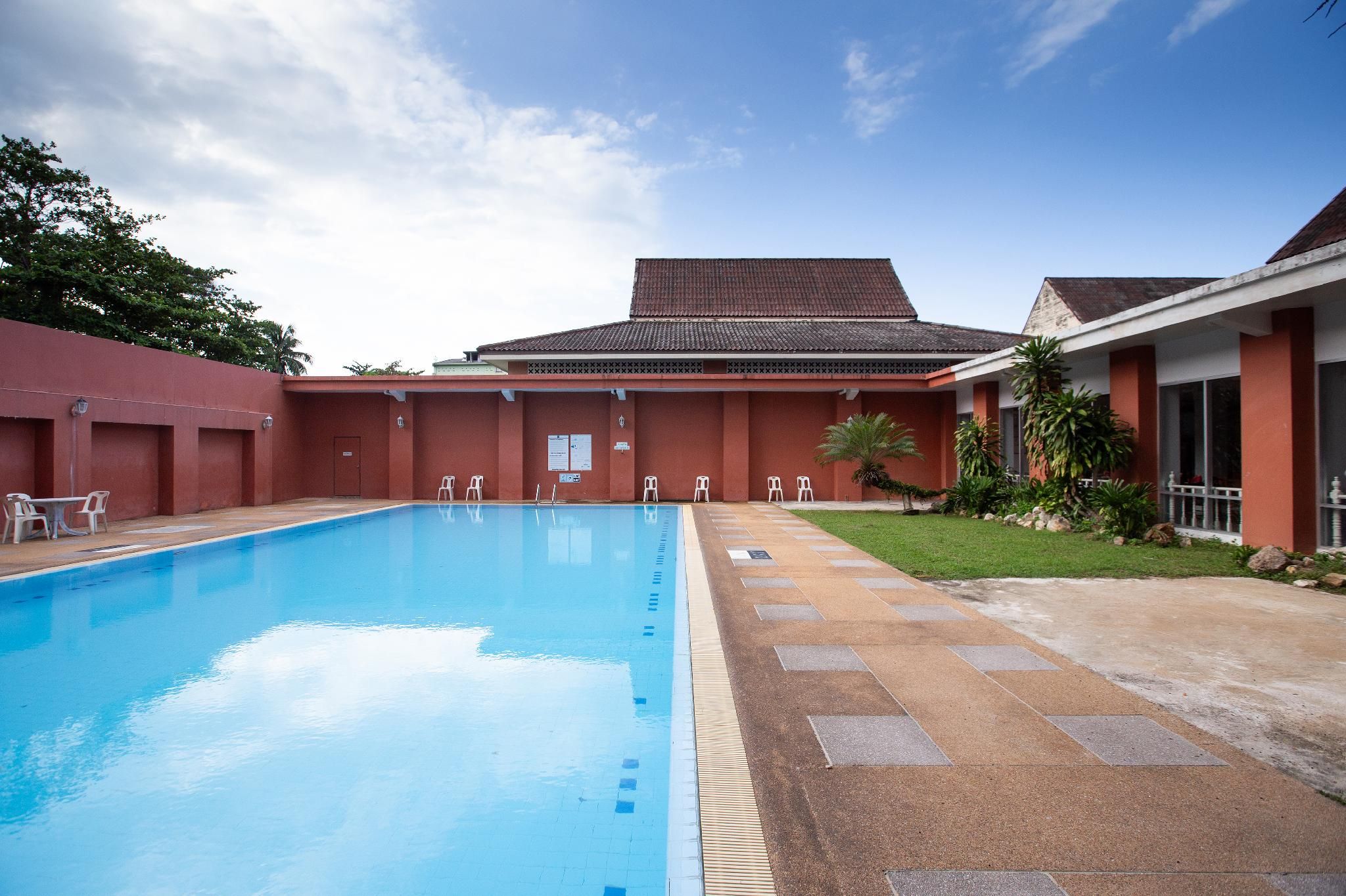 swimming pool [outdoor]