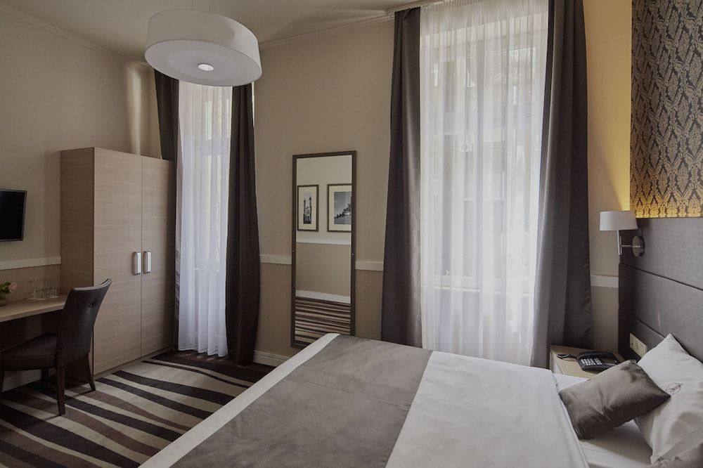 Hotel Central Basilica Standard Double or Twin Room 3