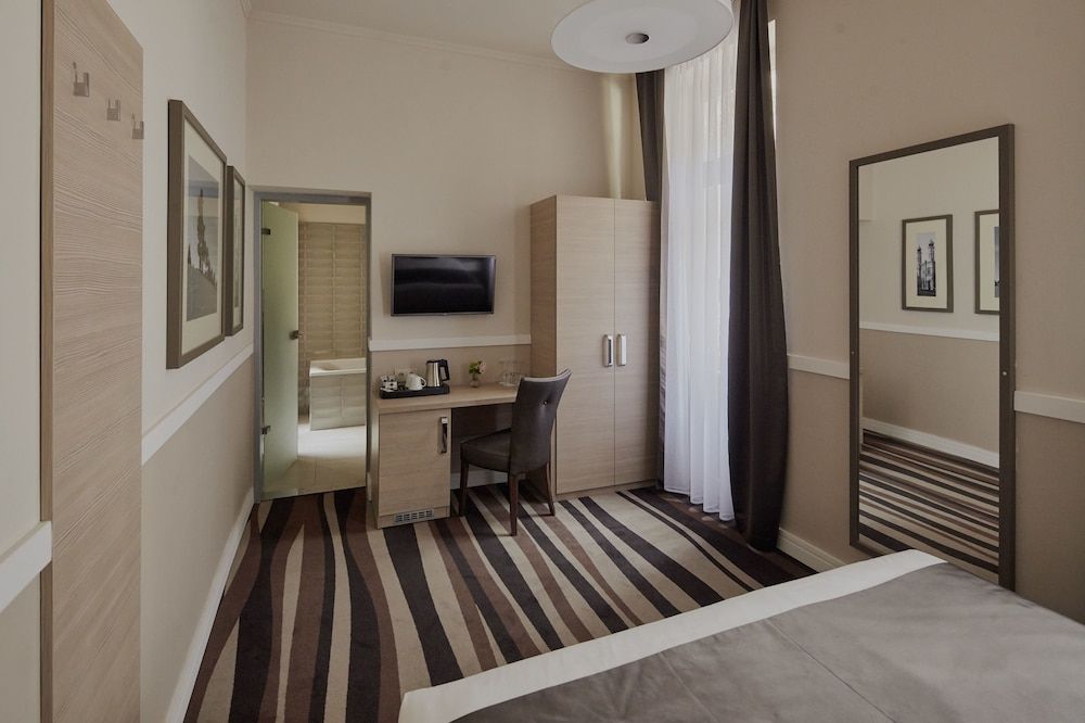 Hotel Central Basilica Standard Double or Twin Room 11