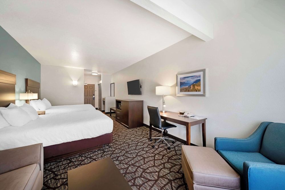 Best Western Crater Lake Highway White City/Medford Standard Room, 2 Queen Beds, Non Smoking, Refrigerator & Microwave (Pet Friendly) 4
